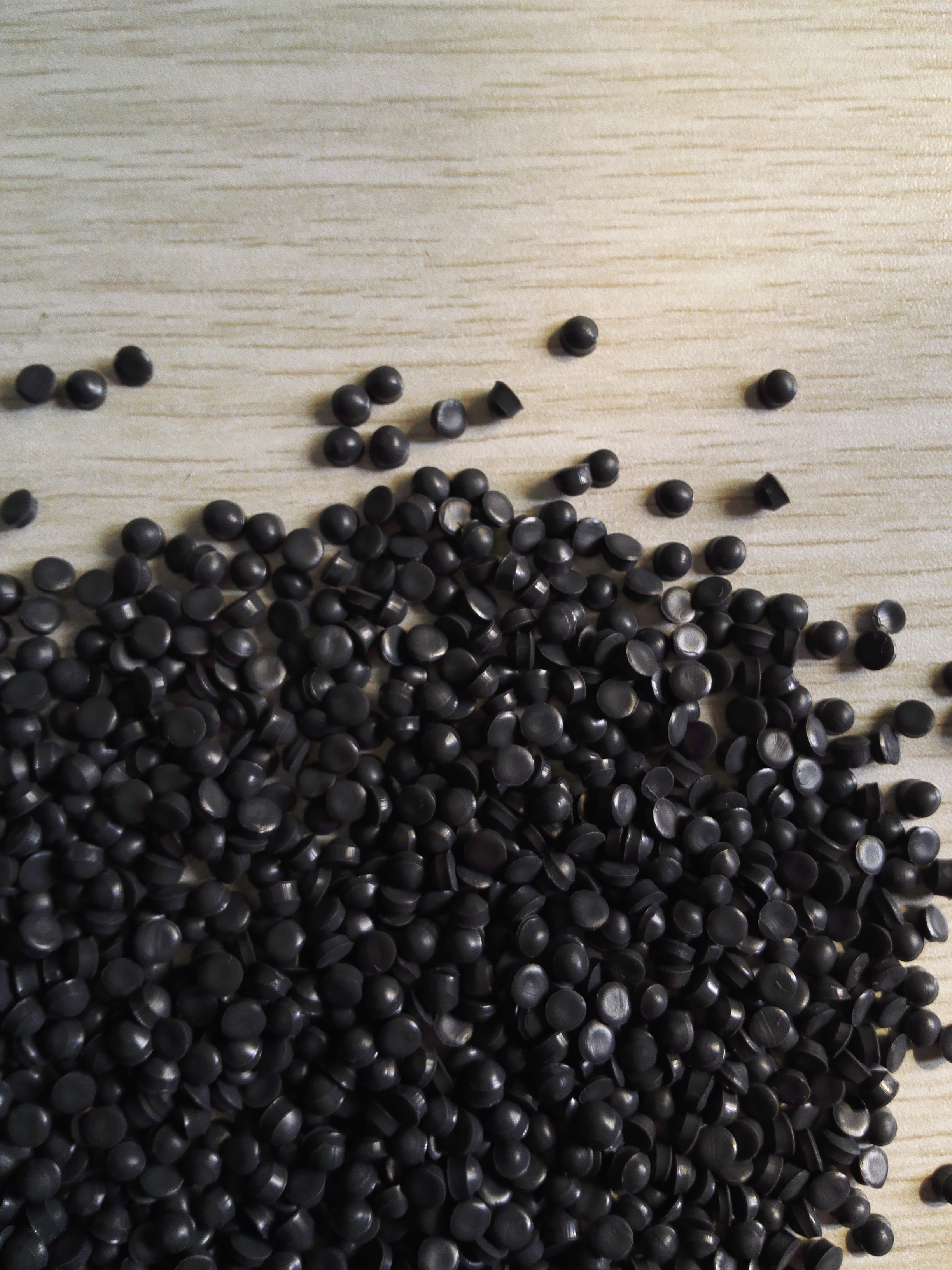 肯特股份:公司PEEK原材料的采购形态包括但不限于粒料和型材等