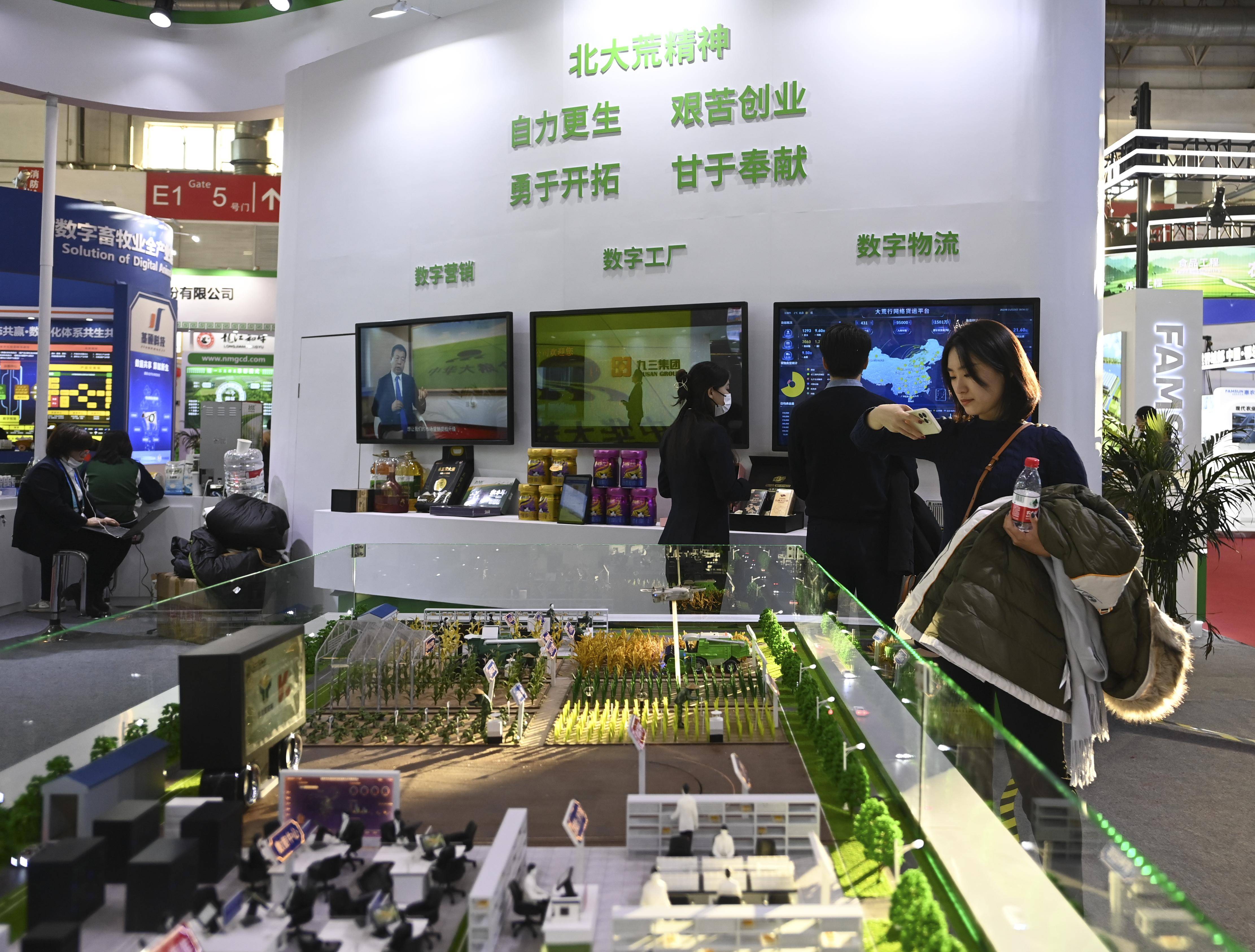 谢亚静参赞出席第三届链博会比利时推介会并致辞