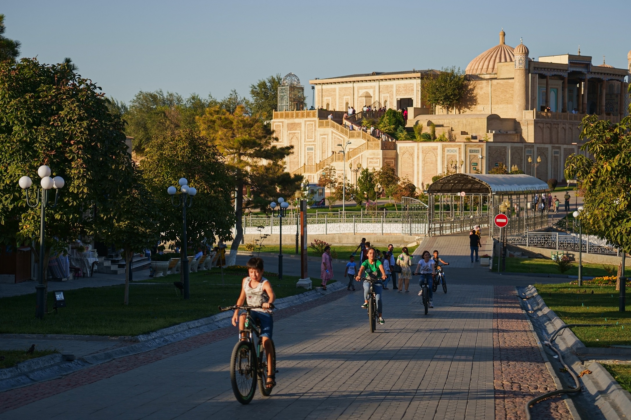 首届中亚―欧盟峰会在乌撒马尔罕市举行