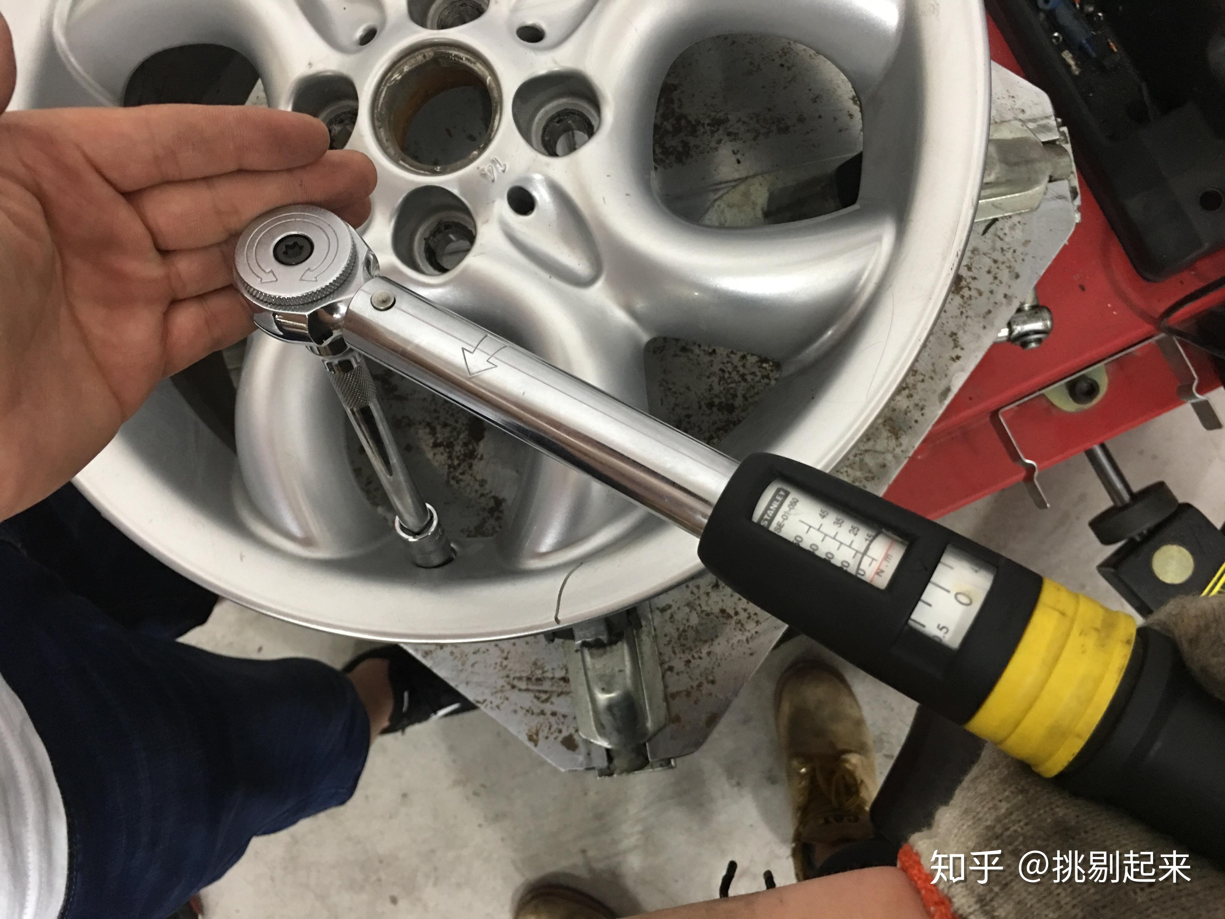 日上集团获得实用新型专利授权：“一种气门嘴多功能测量装置”