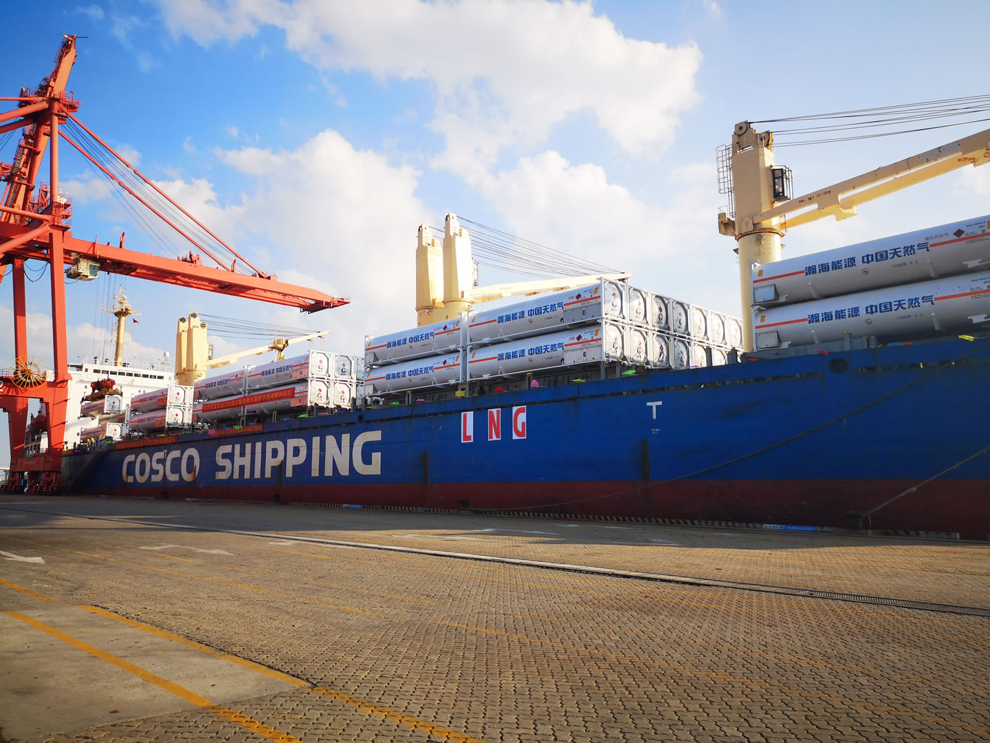 中集环科获得发明专利授权：“罐式集装箱”