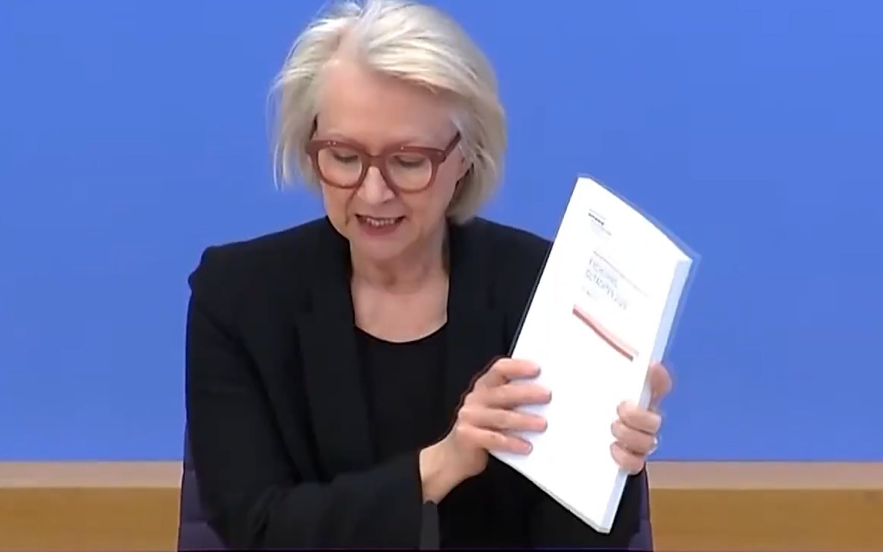 欧委会最新预测欧盟经济今年增长1.1%、欧元区保持0.9%、德国零增长