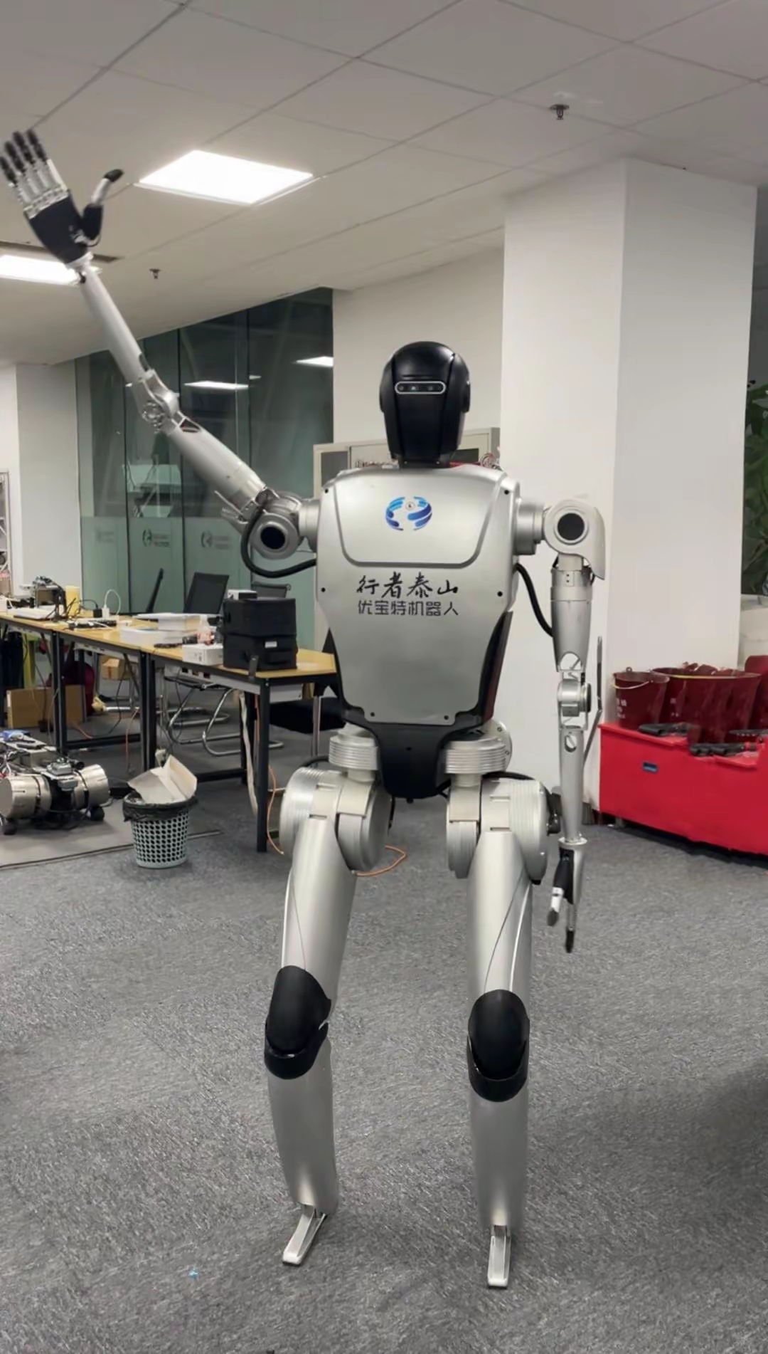 国产人形机器人走上全球最长猫道