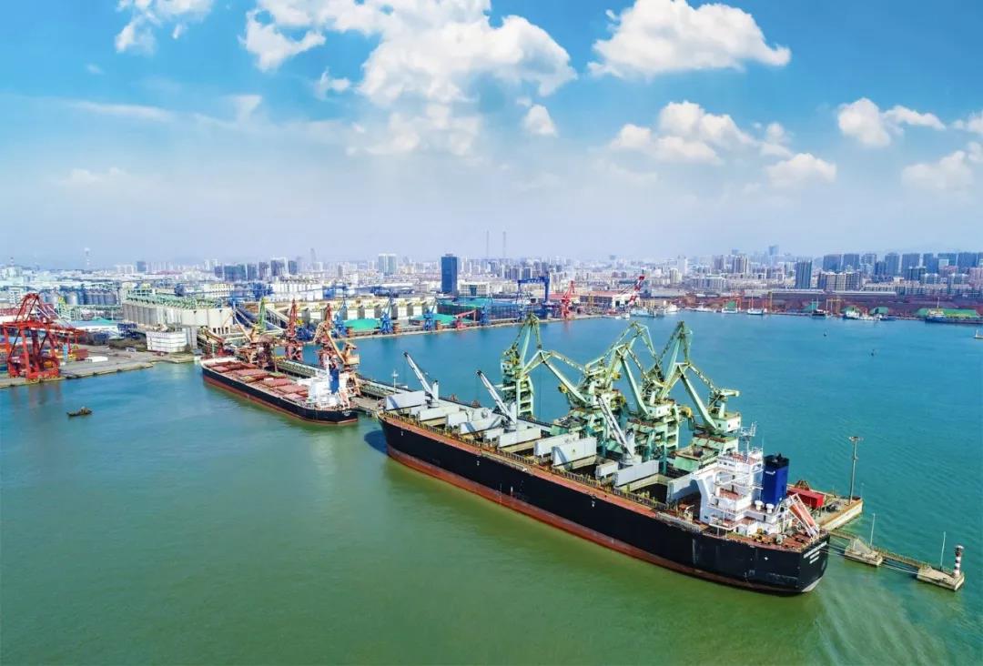 日照港：二级市场股价受国内外经济环境、市场情绪、投资者偏好等多重因素影响