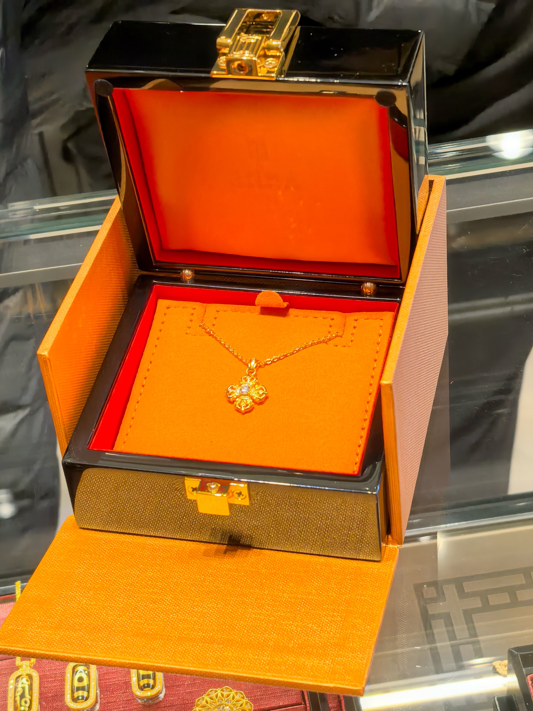 老铺黄金市值逼近千亿！宣布25日起产品调价，调价前限购