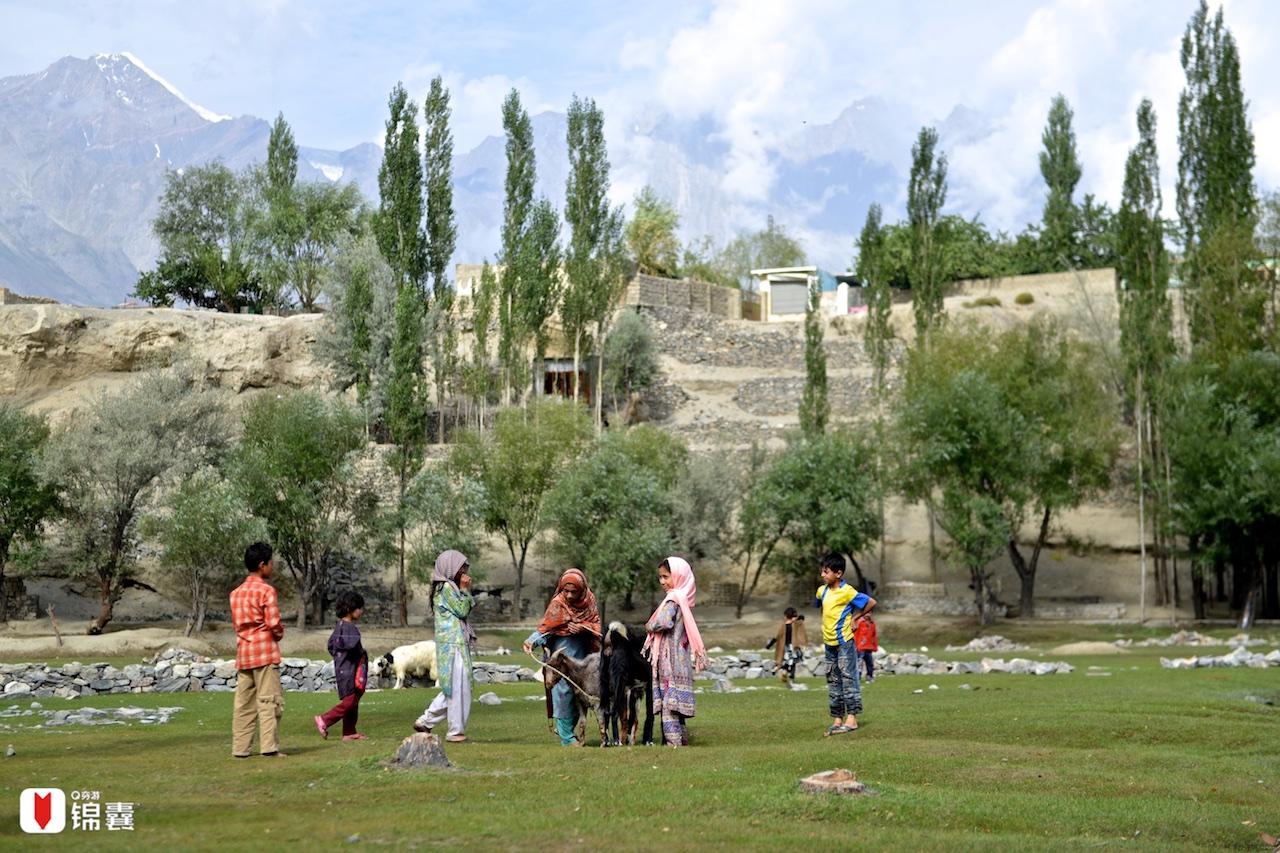 尼媒称马囊地区徒步路线遭新修公路污染