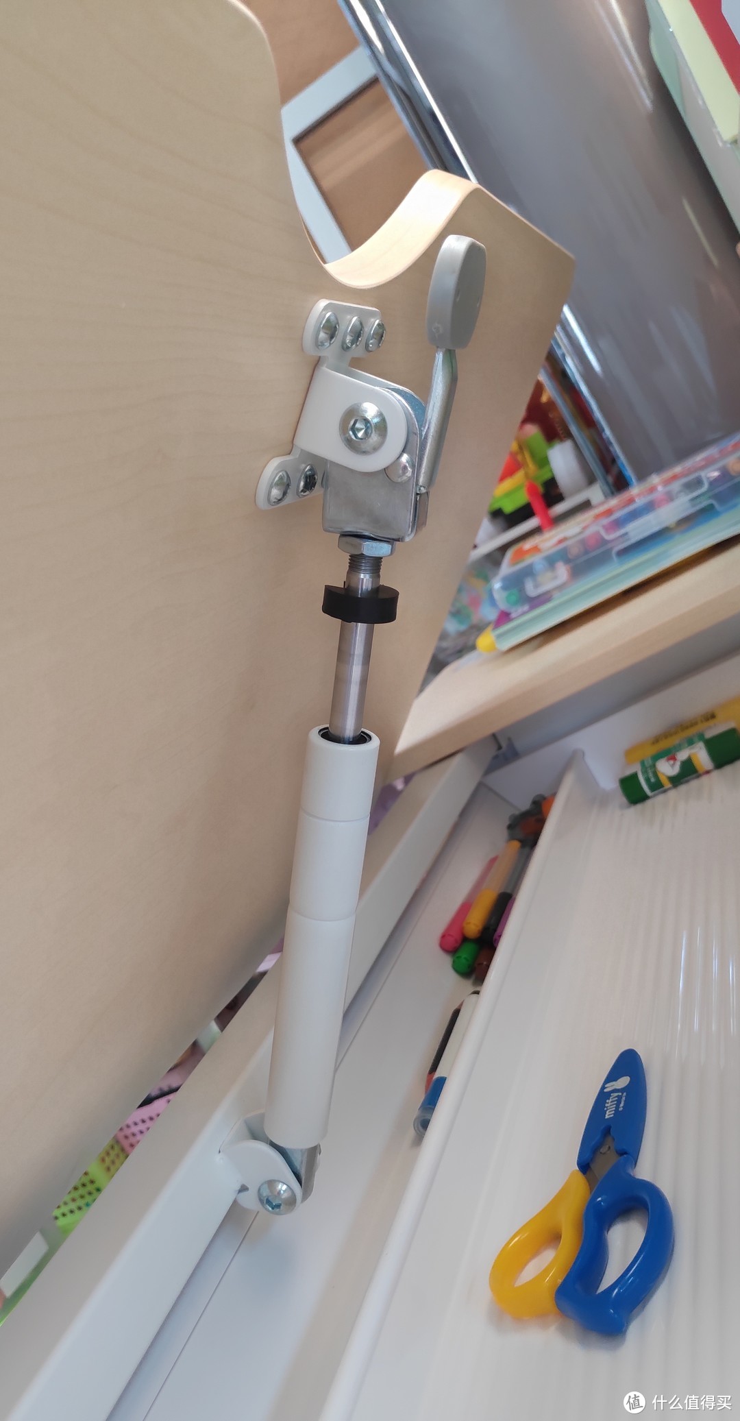 乐歌股份获得发明专利授权：“基于非线性弹簧马达的健身椅阻力档位调节系统及方法”