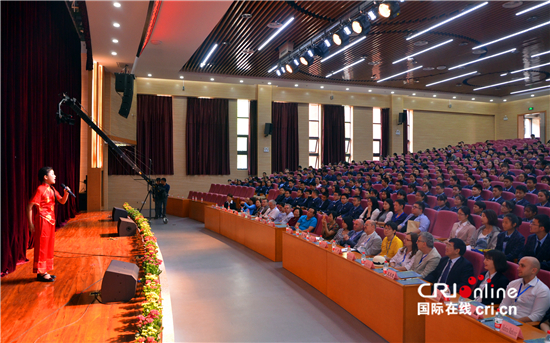 驻新西兰使馆青年外交官赴惠灵顿斯科茨高中讲经济课