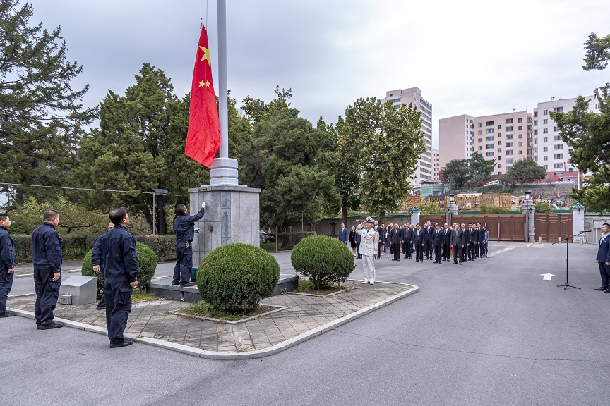 驻新西兰使馆青年外交官赴惠灵顿斯科茨高中讲经济课