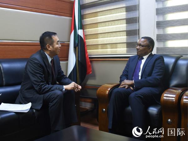 苏丹新任总理宣布重组政府