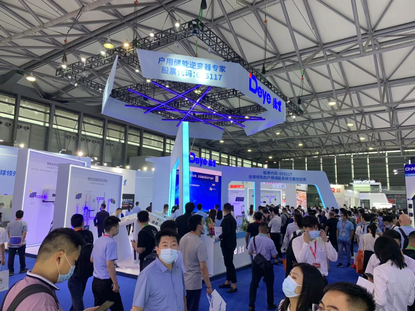 驻苏使馆贾金易参赞出席2025年苏里南能源-油-气高峰论坛暨展会