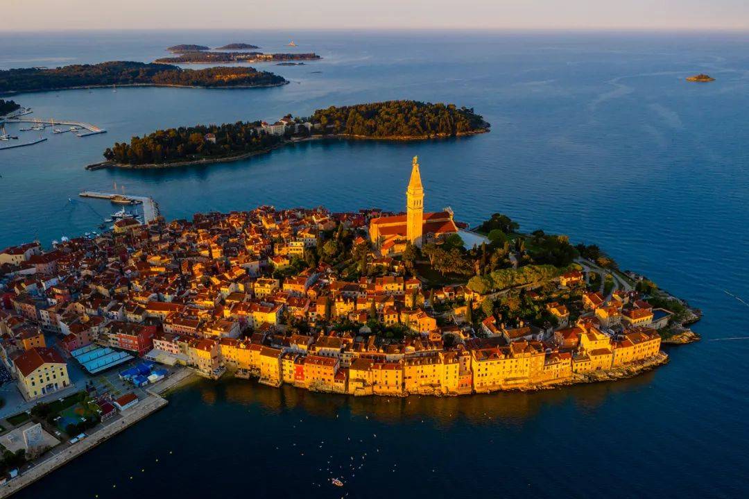 波黑2025年4月平均净工资1545马克