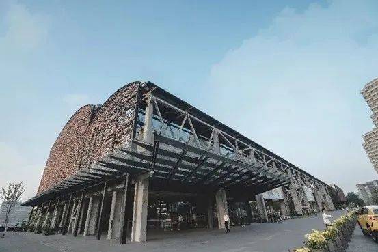 陆家嘴集团转让上海鸿霈置业100%股债，转让底价9.45亿元