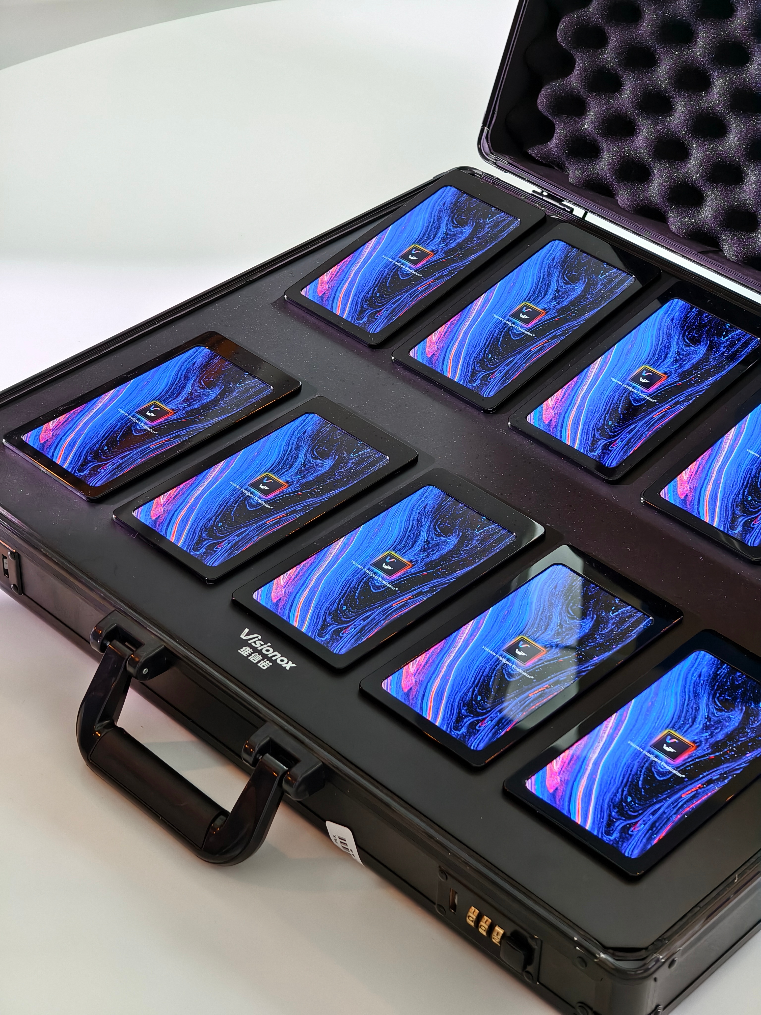 维信诺：公司所处行业具有重资产、高折旧、研发投入大等特质