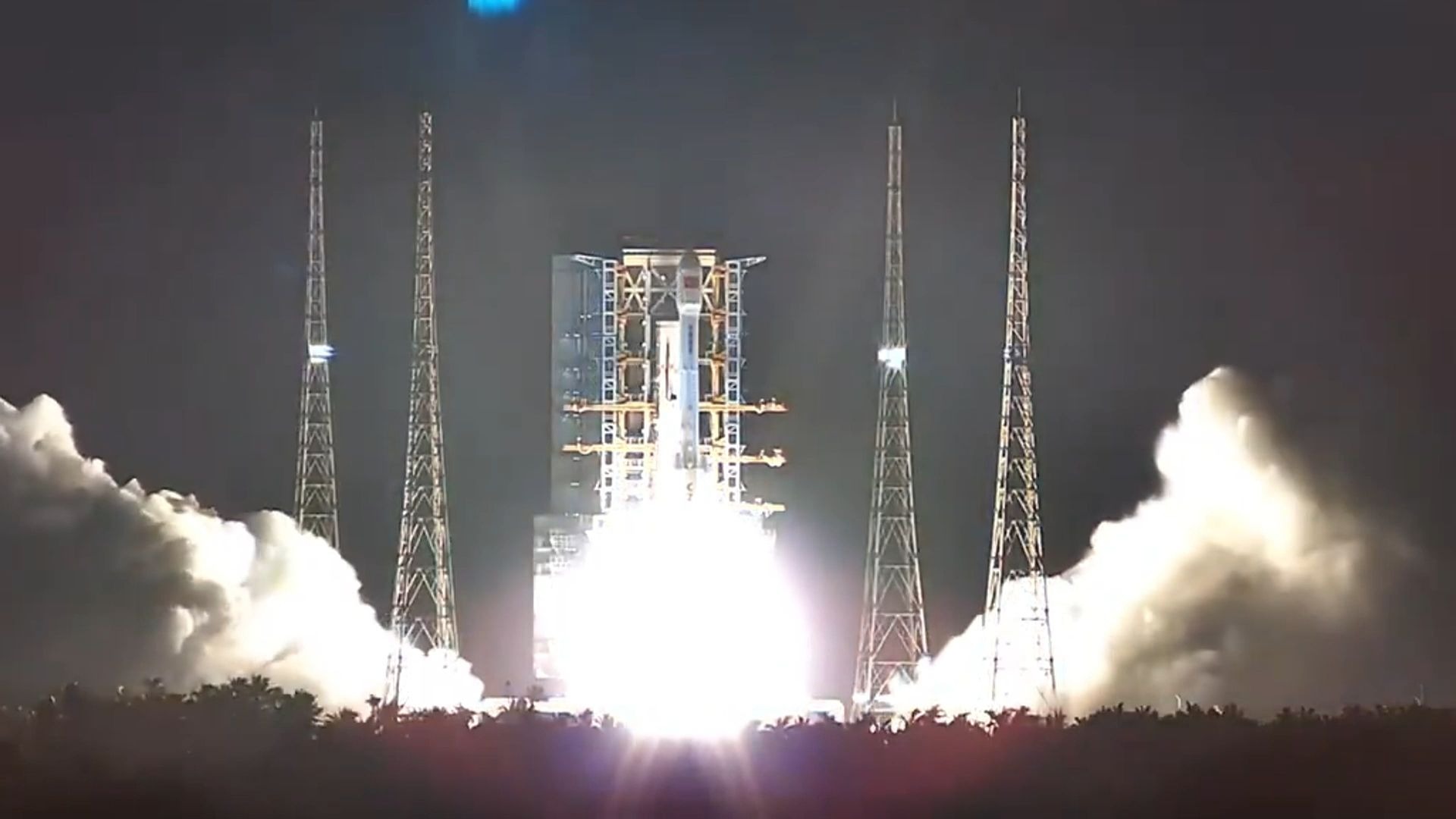 新华社快讯：天舟九号货运飞船与长征七号遥十运载火箭组合体开始向发射区垂直转运