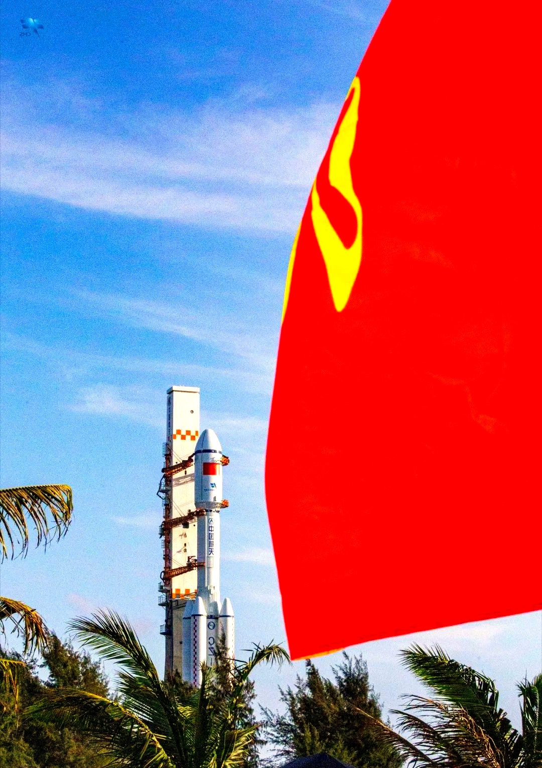 新华社快讯：天舟九号货运飞船与长征七号遥十运载火箭组合体垂直转运至发射区，将于近日择机实施发射