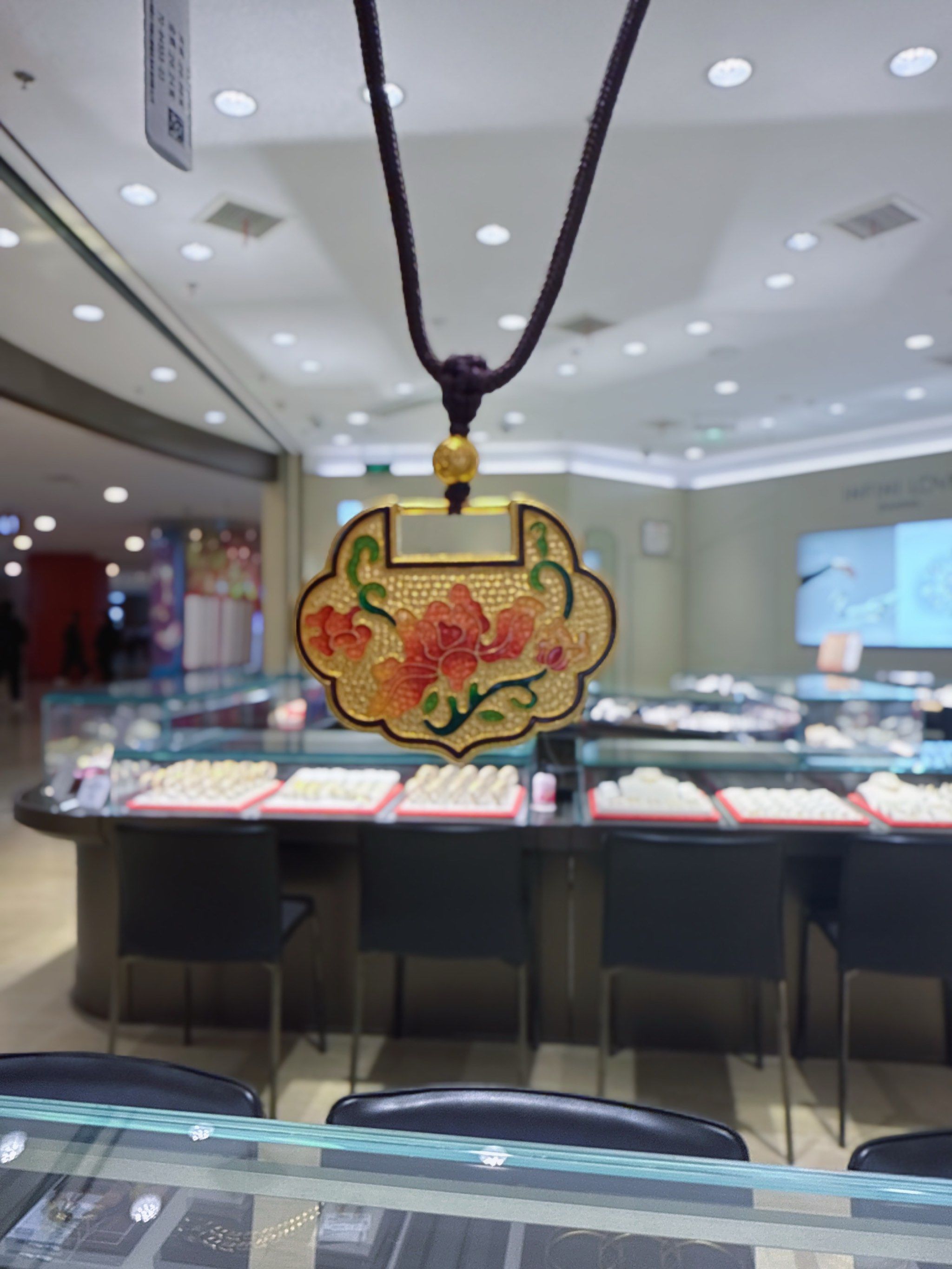 菜百股份获得外观设计专利授权：“吊坠（平安锁）”