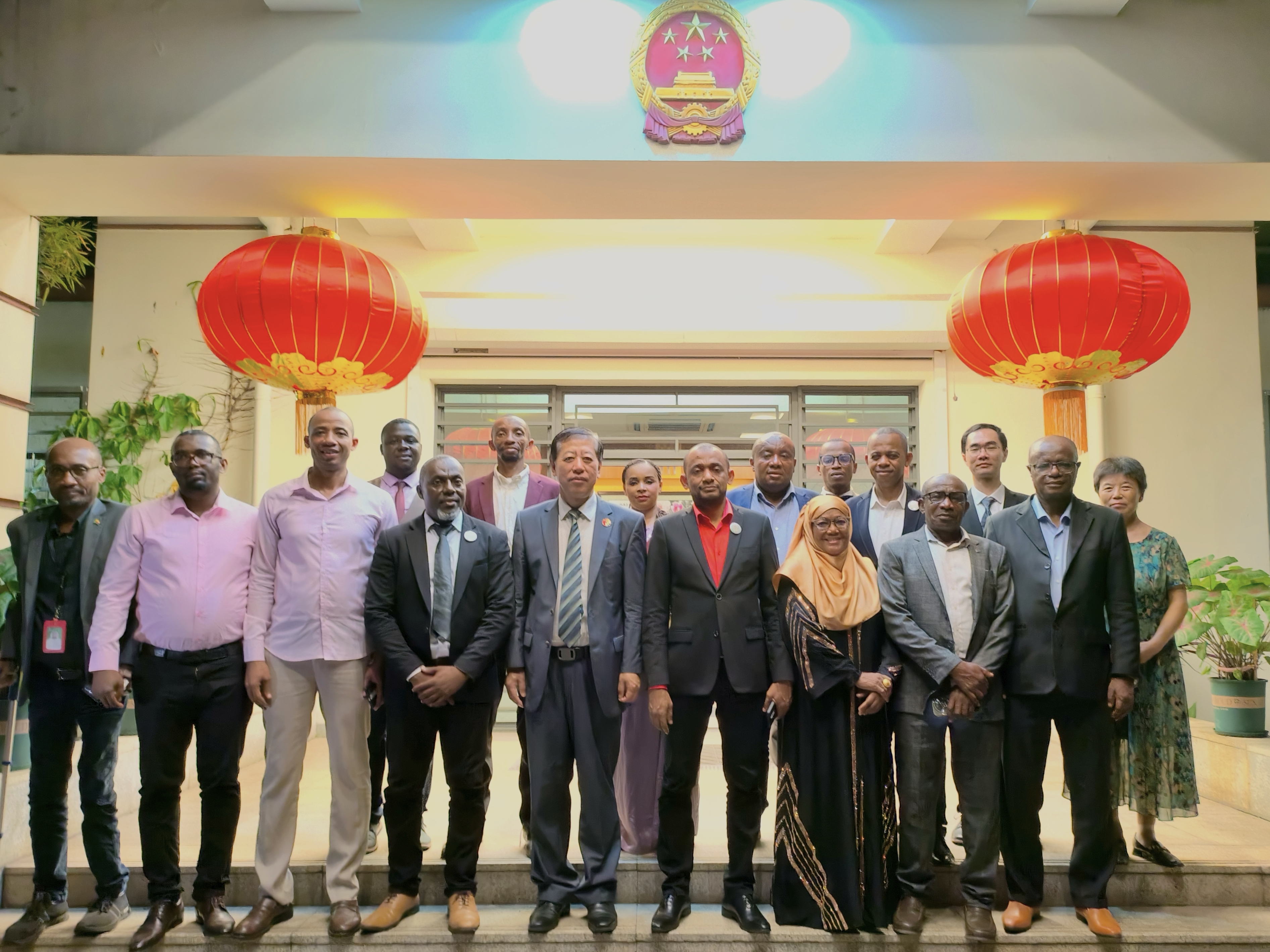 唐中东大使会见毛里塔尼亚地方政府官员