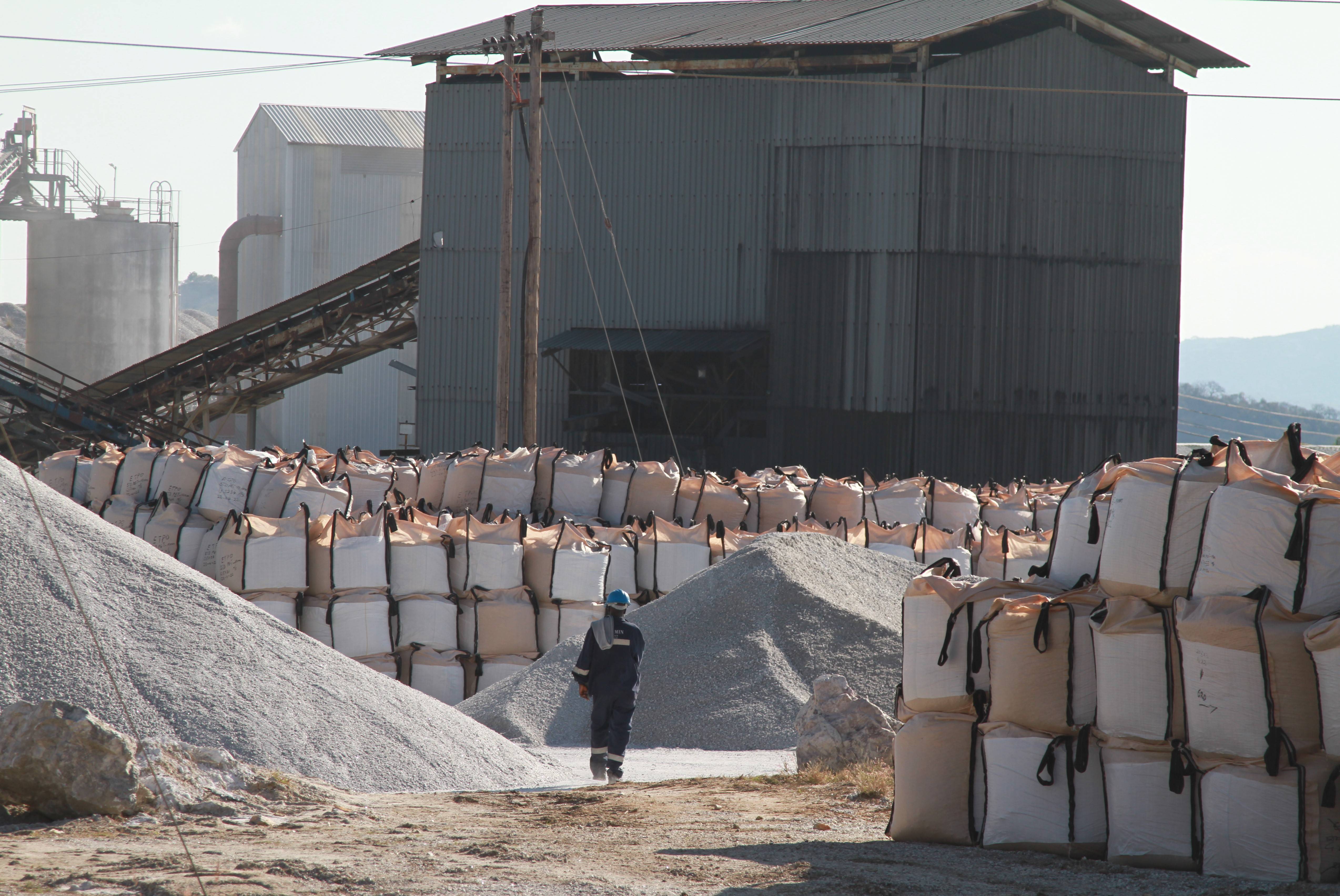 业绩“失色”但信心不减 锂矿企业变局中谋新局