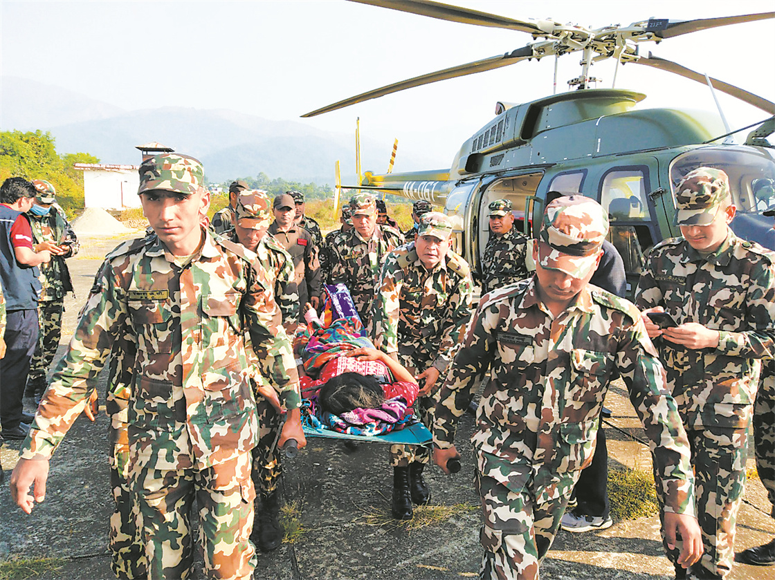 持续暴雨致尼泊尔卡尔纳利高速公路多处中断