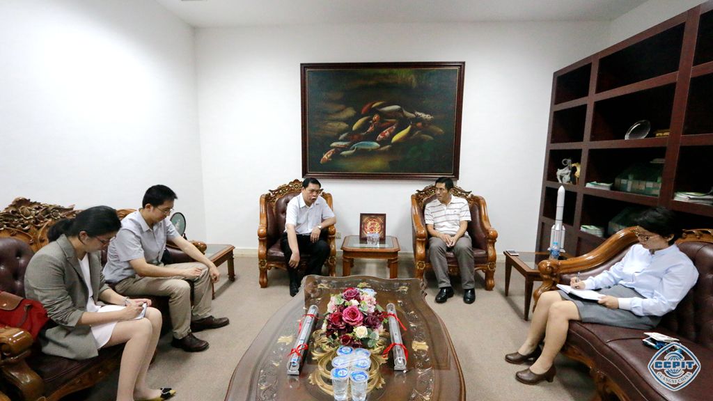 李汉清参赞会见圭亚那文化、青年和体育部长拉姆森