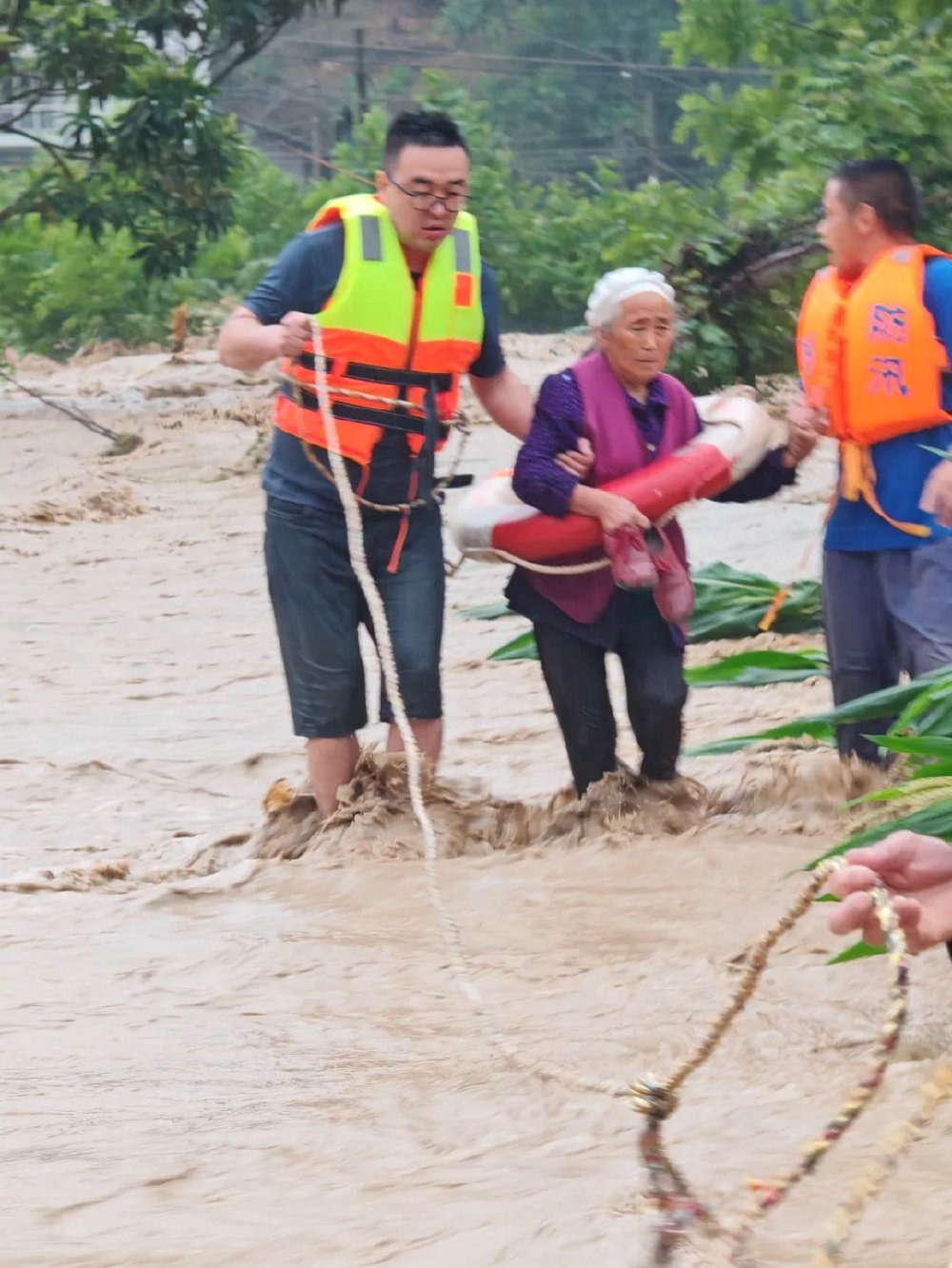多地遭暴雨袭击 银行机构全力支持防汛救灾