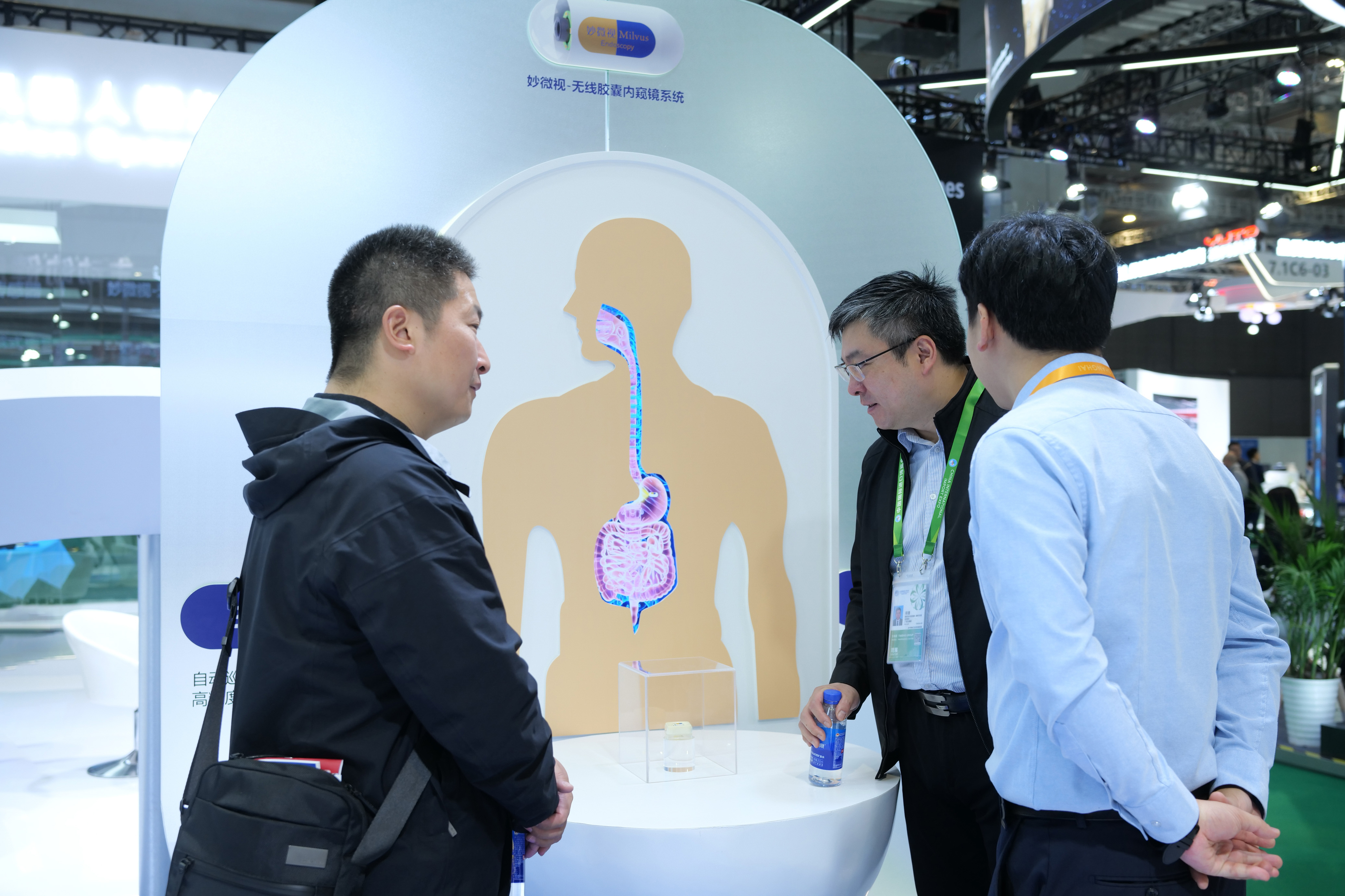 第八届进博会丨宇树机器人跳起《大展鸿图》