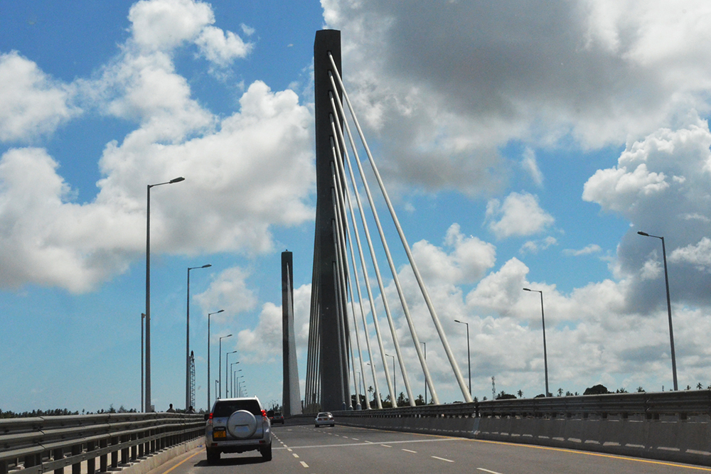 利比里亚总统呼吁加强非洲道路基建合作