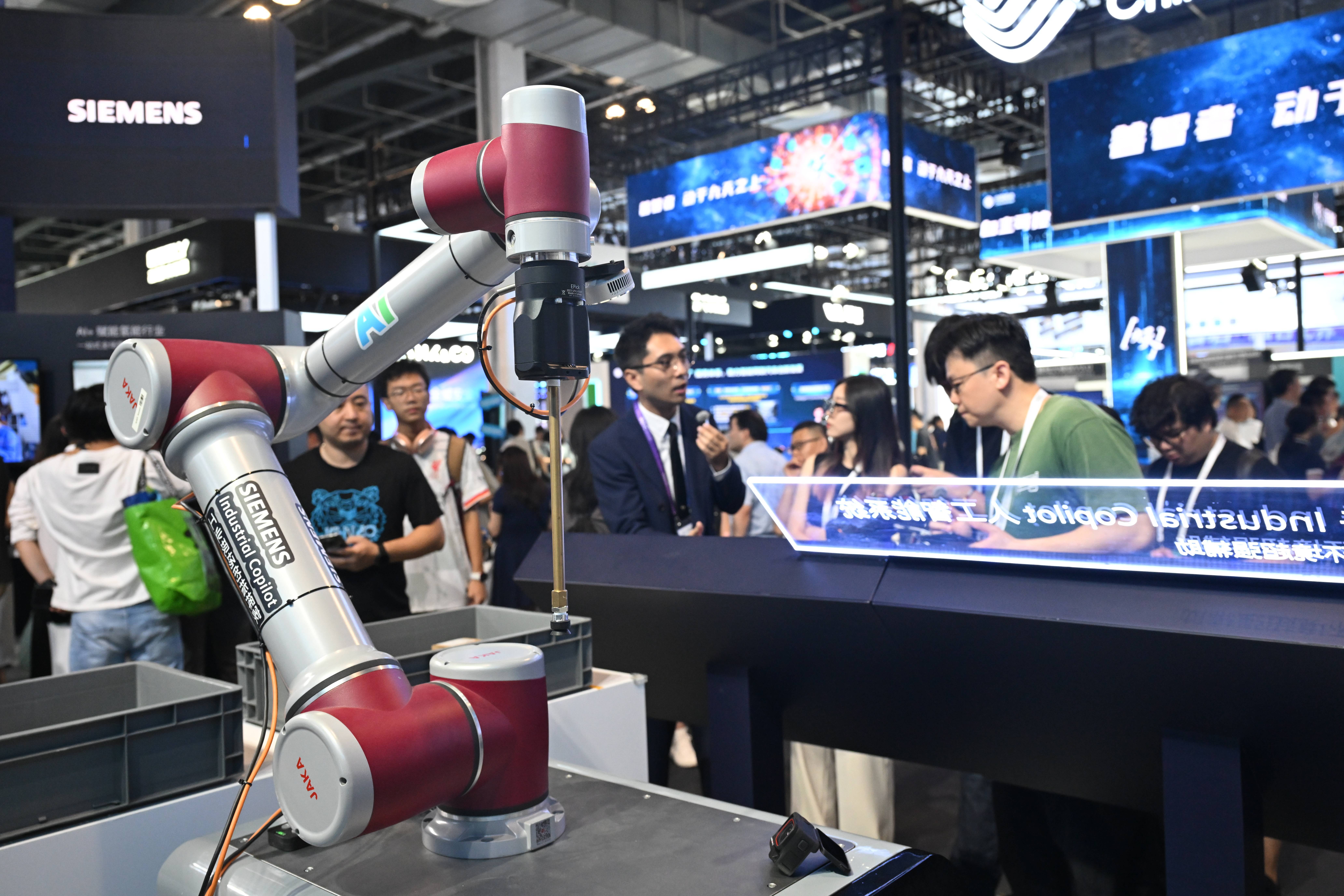 联想创新科技大会聚焦混合式AI加速落地