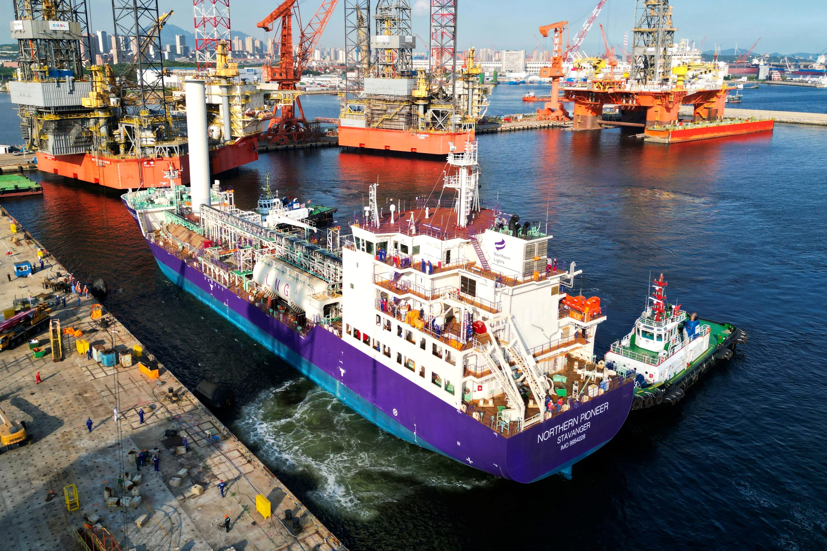 上海：全球领先LNG运输船“天山”号顺利交付