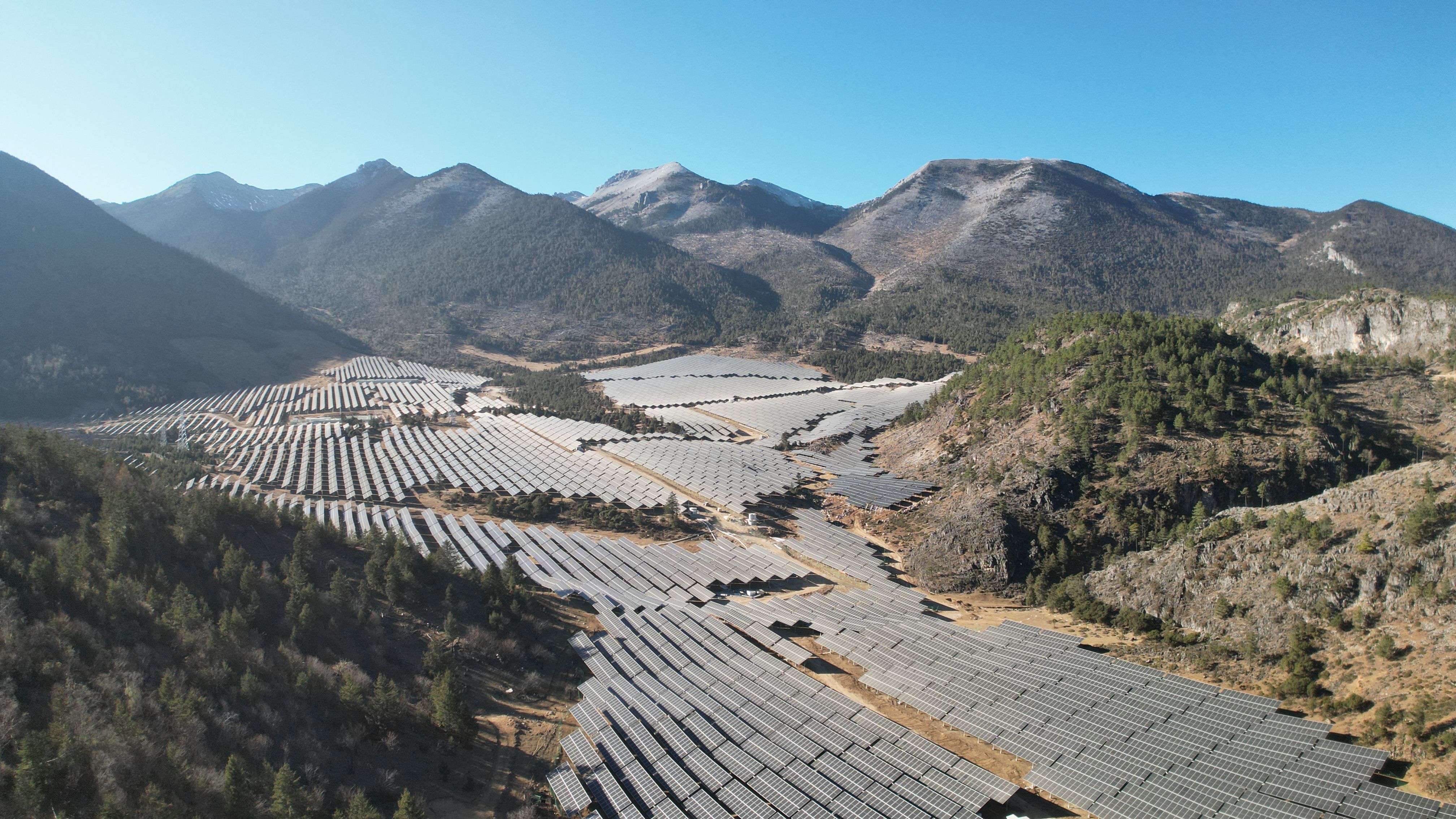 中国电建哥伦比亚弗朗西斯科胡安娜光伏项目成功实现首批并网发电