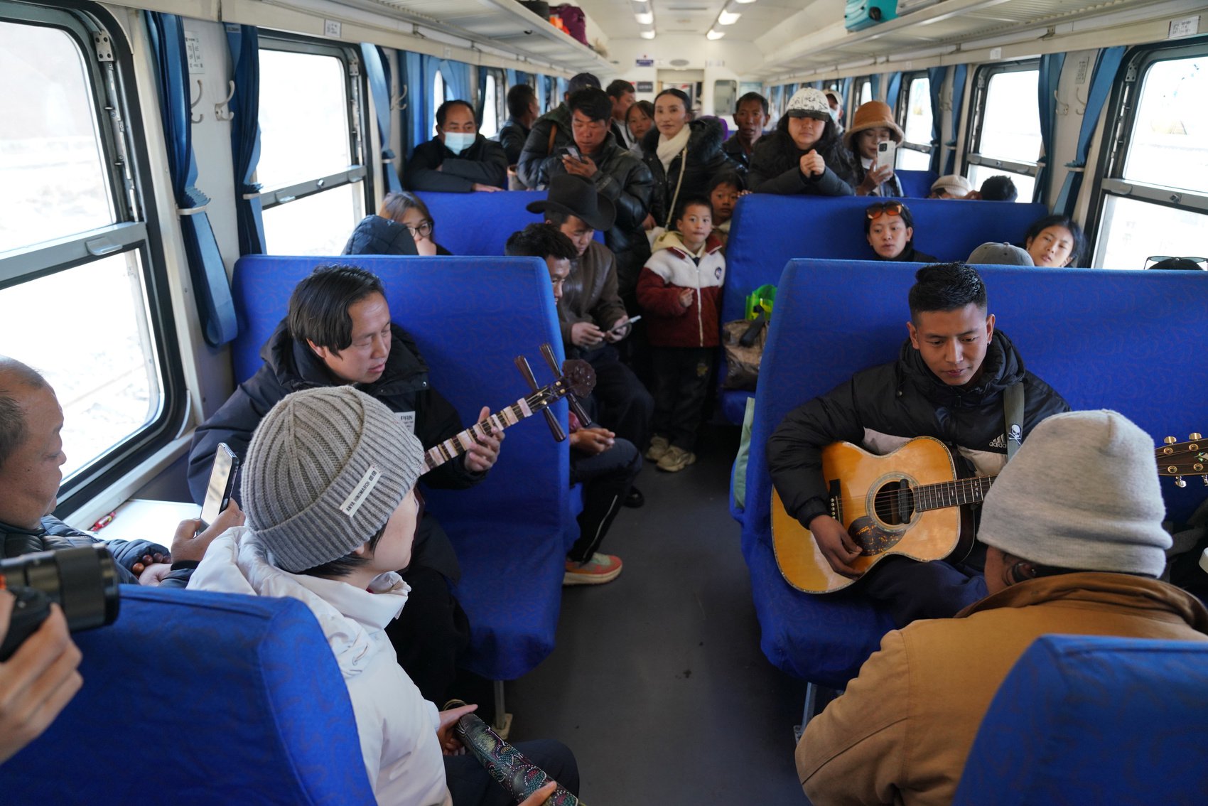 新春走基层丨慢火车来了机器人乘务员