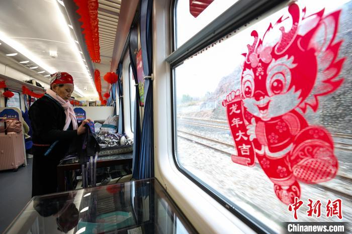 新春走基层丨慢火车来了机器人乘务员