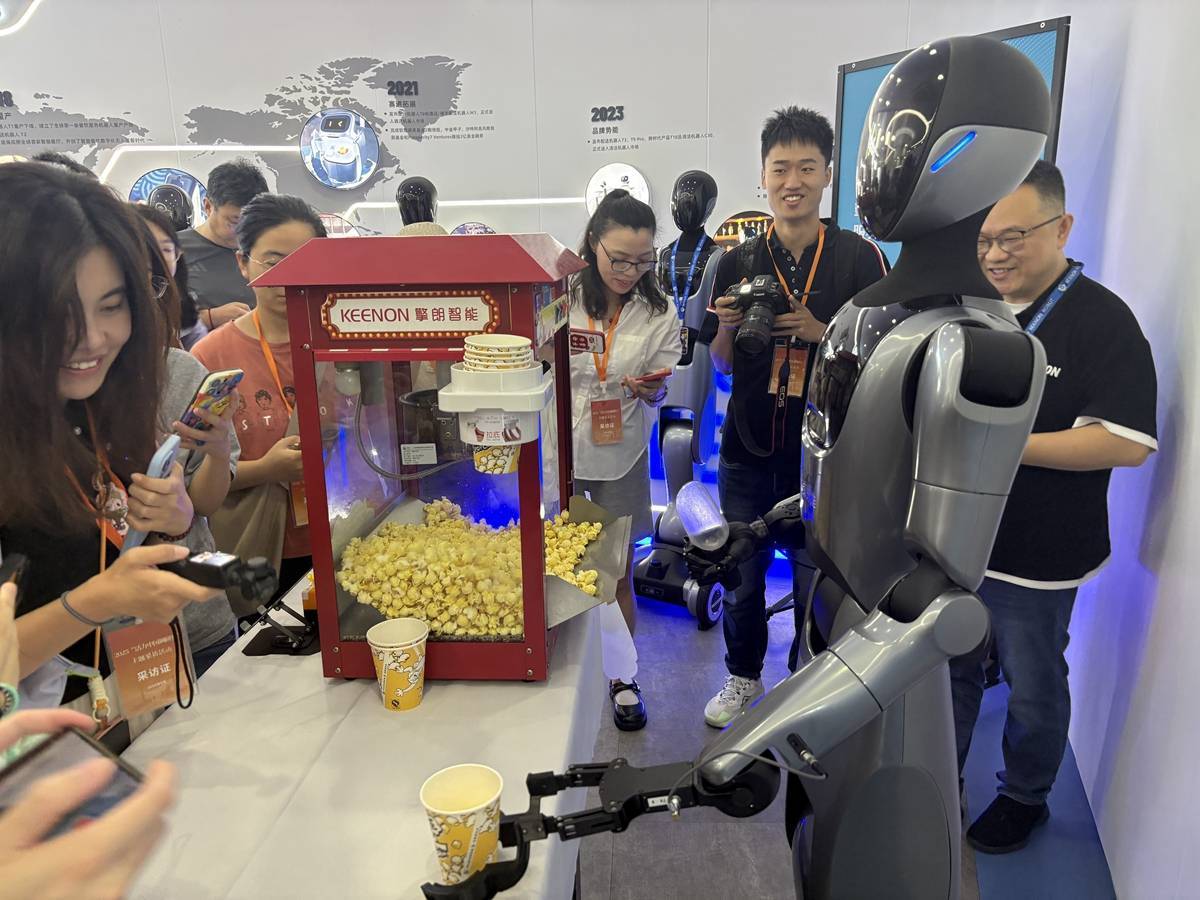 智瞰AI丨擎朗李通：让机器人走出实验室，奔赴烟火日常