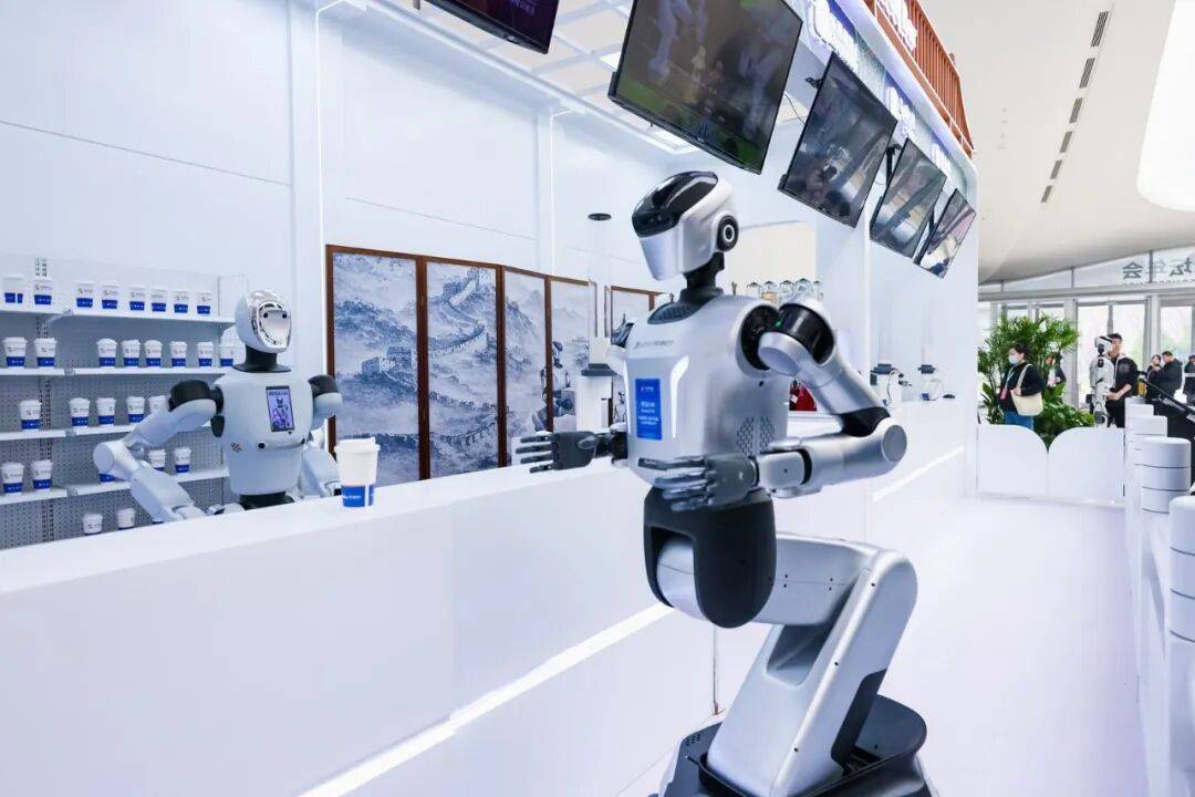 马年春晚同款机器人亮相2026中关村论坛年会