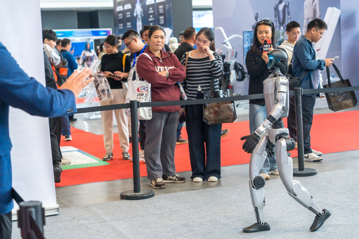 秀我中国丨具身智能“以球会客” 智元灵犀X2秀乒乓技能