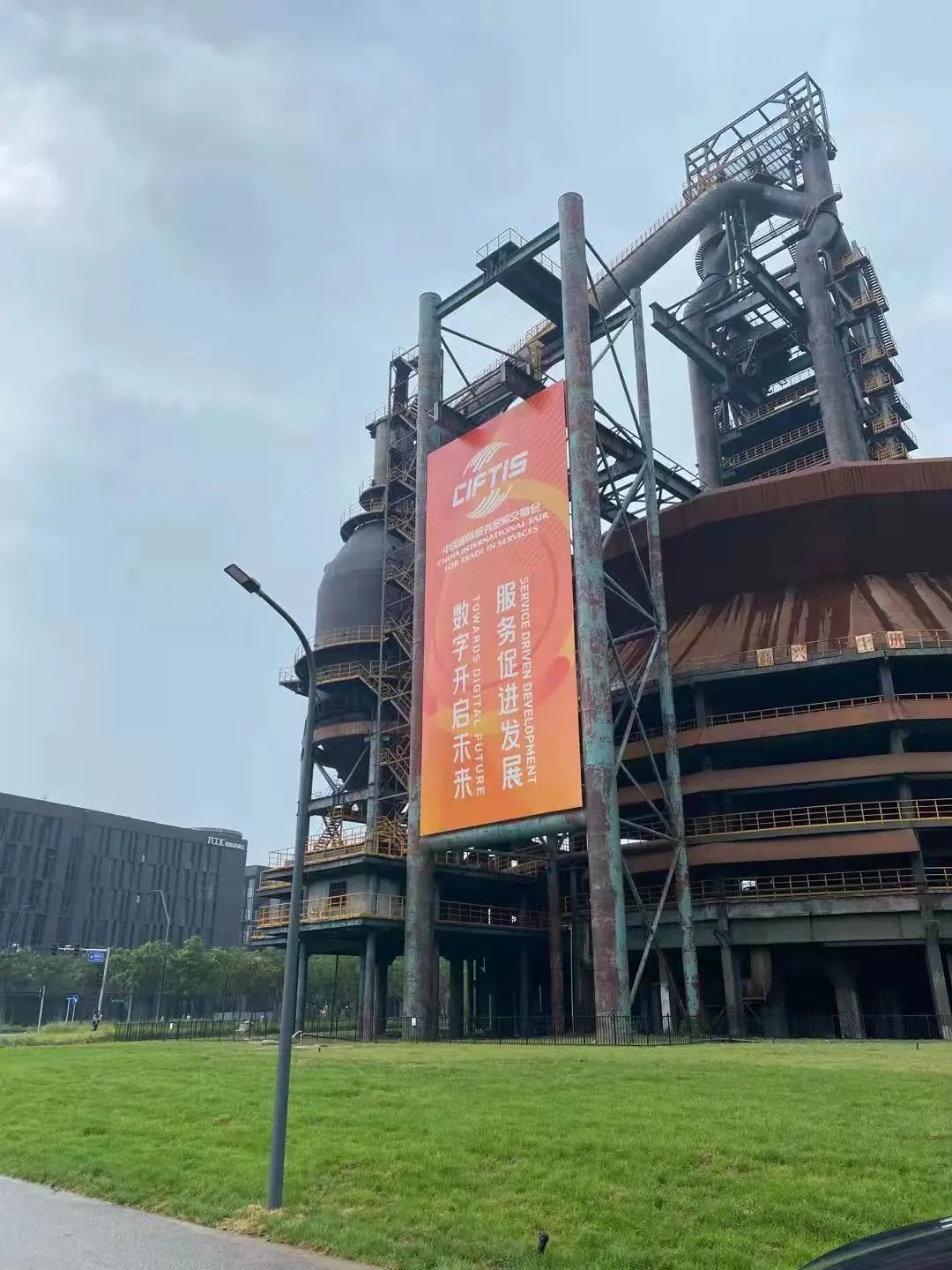 央行发布2025年四季度金融机构贷款投向统计报告;平安人寿增持中国人寿H股 | 金融早参